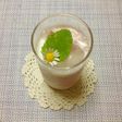 エディブルフラワーとハーブの冷たい飲み物