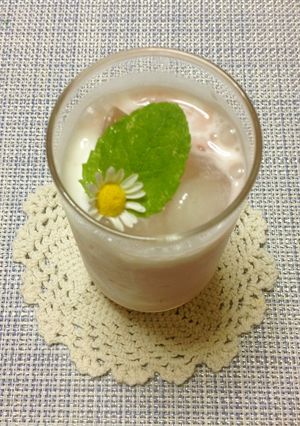 エディブルフラワーとハーブの冷たい飲み物-レシピのメイン写真