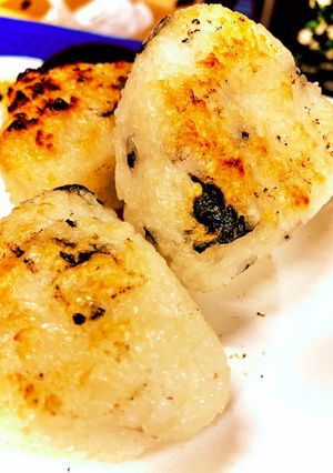 BBQに最適!ごま油と塩で焼きおにぎり!-レシピのメイン写真