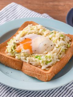 キャベツと温玉のみそマヨオープンサンド-レシピのメイン写真
