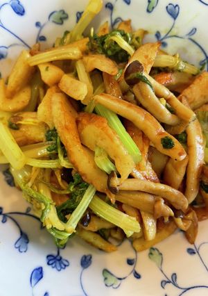 すぐ出来るセロリの葉と竹輪のカレー粉炒め-レシピのメイン写真