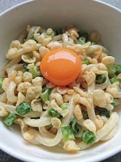 めんつゆマヨうどんにネギ天かす黄身のせ-レシピのメイン写真