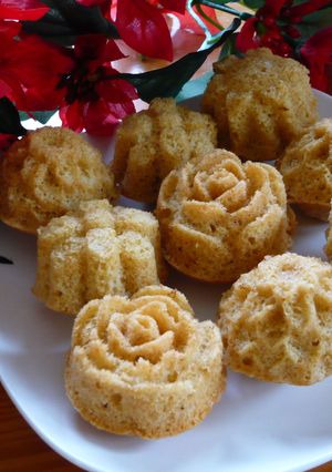 ほんのりキャラメル風味の花マドレーヌ-レシピのメイン写真