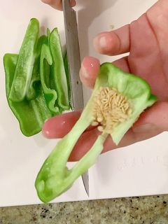 種が飛び散らないピーマンの切り方-レシピのメイン写真