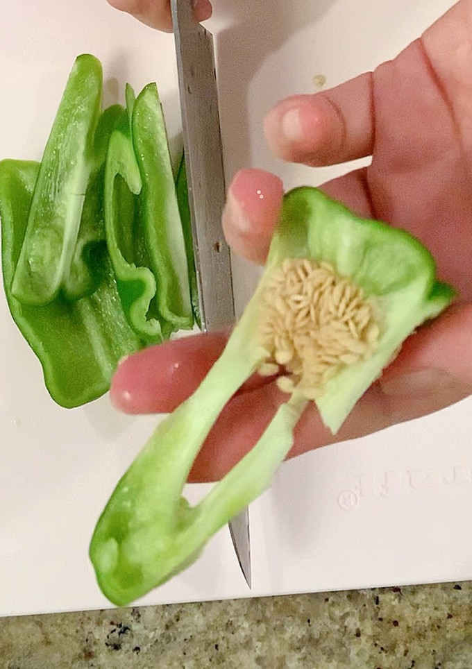種が飛び散らないピーマンの切り方-レシピのメイン写真