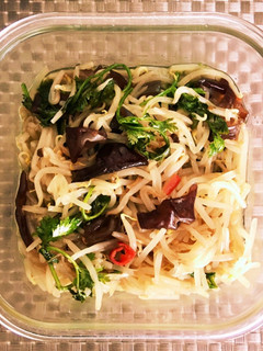 もやしとキクラゲの香草炒め+オマケ副菜-レシピのメイン写真
