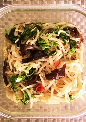 もやしとキクラゲの香草炒め+オマケ副菜-レシピのメイン写真