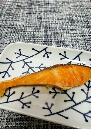 香ばしい♪︎フライパン使いごま油で焼き鮭-レシピのメイン写真