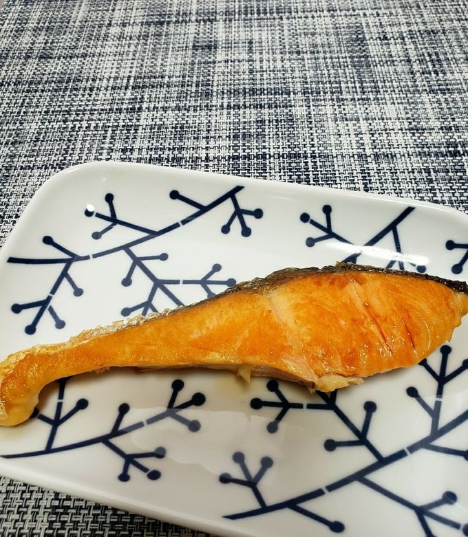香ばしい♪︎フライパン使いごま油で焼き鮭-レシピのメイン写真