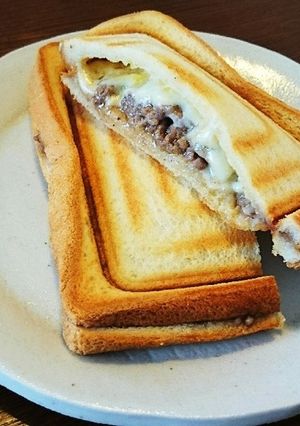 生でOK 合挽肉のジューシーホットサンド-レシピのメイン写真