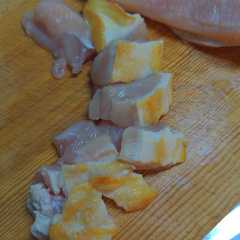 รูปของ 小ネタ・胸肉の鶏皮スパッと切る