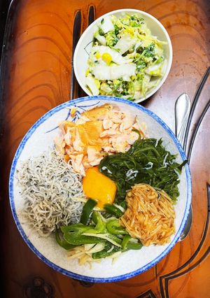 雑穀米に乗っけ丼★サラダ添えて-レシピのメイン写真