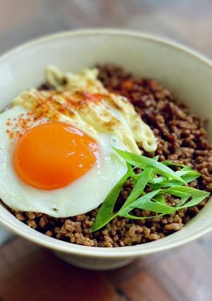 キレイな目玉焼きと合挽き肉のそぼろ丼-レシピのメイン写真