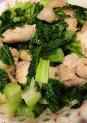 簡単★鶏モモとセロリの葉のさっぱり塩炒め-レシピのメイン写真
