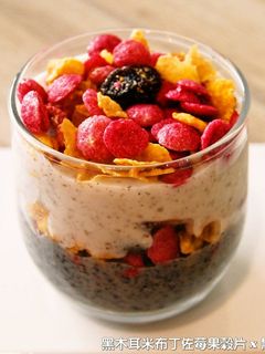 黑木耳米布丁佐莓果穀片.柯媽媽の植物燕窩-レシピのメイン写真