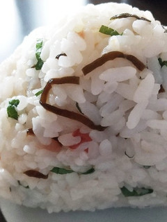 梅干しと塩昆布と大葉のおにぎり-レシピのメイン写真