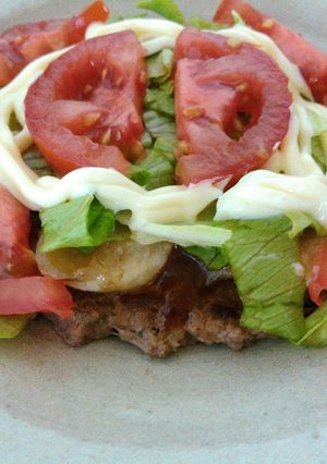 バーガー風サラダのせ薄焼きハンバーグ-レシピのメイン写真