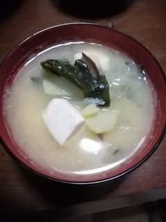 玉ねぎわかめ豆腐じゃがいもの味噌汁-レシピのメイン写真
