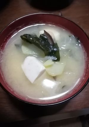 玉ねぎわかめ豆腐じゃがいもの味噌汁-レシピのメイン写真