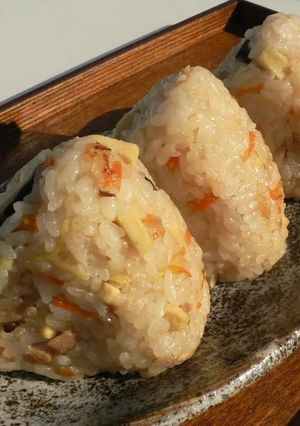 しょうが風味！ツナ入りかやくご飯おにぎり-レシピのメイン写真