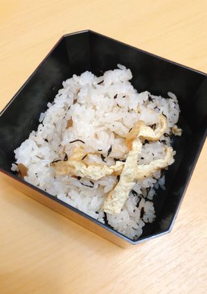 「塩辛い梅干消費」梅ひじき炊き込みご飯-レシピのメイン写真