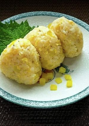 たくあんと卵のチャーハンおにぎり-レシピのメイン写真