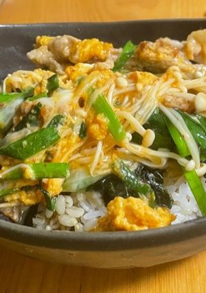 キムチ風味のニラ玉丼豚丼-レシピのメイン写真