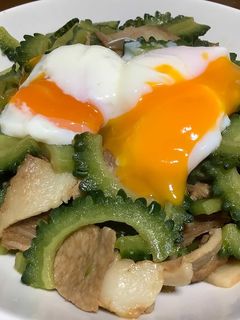 簡単!ゴーヤと焼き豚の甘辛炒め温玉のせ♬-レシピのメイン写真
