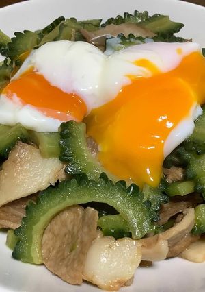 簡単！ゴーヤと焼き豚の甘辛炒め温玉のせ♬-レシピのメイン写真
