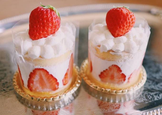 🍰🥧🍓 @okasi_azuki さんの いちごのショートケーキとタルト🍓 ショートケーキの生クリームには、  普通の生クリームといちごの生クリームがあって 色合い的にもかわいく、 そしてよりいちごのショートケーキを 楽しめる味わい🍓✨ スポンジ生地はケーキ屋さんというより  