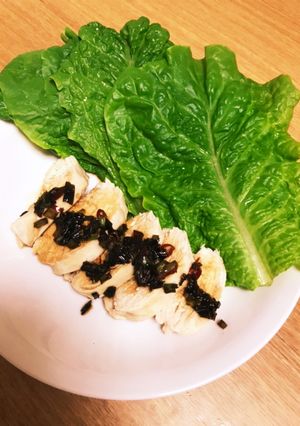 焦がしネギソース掛け蒸し鶏のサンチュ包み-レシピのメイン写真