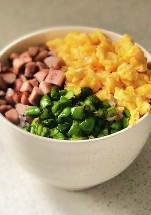 三色丼(卵/ウインナー/ピーマン)-レシピのメイン写真