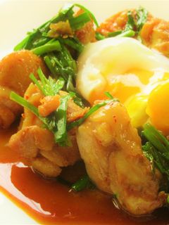 〖鶏もも肉と青ニラの辛味炒め 温玉乗せ〗-レシピのメイン写真