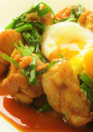 〖鶏もも肉と青ニラの辛味炒め　温玉乗せ〗-レシピのメイン写真