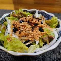 รูปของ 新玉葱とサバ缶の黒にんにくサラダ