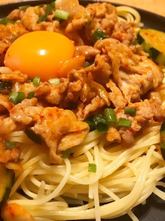 豚キムチパスタ黄身のっけ(チーズのっけ)-レシピのメイン写真