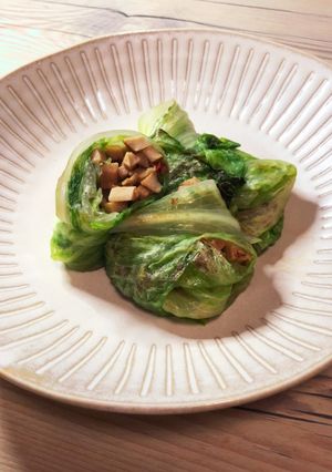 ピリ辛！そぼろ高野豆腐のロールレタス-レシピのメイン写真