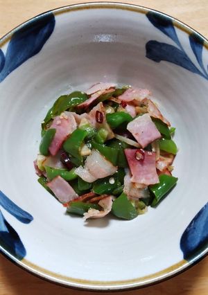 丸ごと使うピーマンとベーコンのピリ辛炒め-レシピのメイン写真