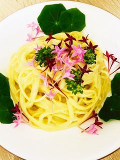 エディブルフラワーのクリームパスタ-レシピのメイン写真