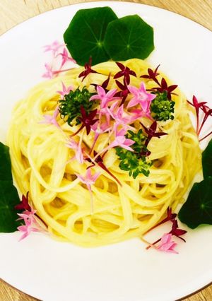 エディブルフラワーのクリームパスタ-レシピのメイン写真