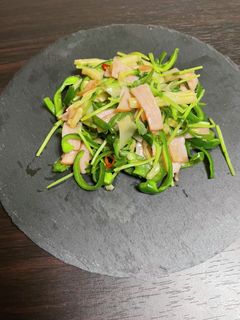 豆苗ハムピーマンのガリバタ炒め-レシピのメイン写真