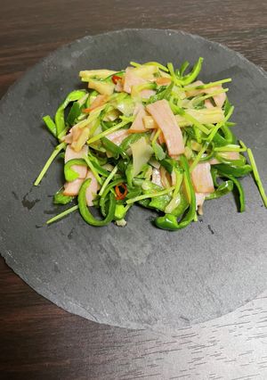 豆苗ハムピーマンのガリバタ炒め-レシピのメイン写真