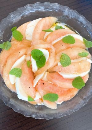 旬の贅沢！桃とモッツァレラのカプレーゼ-レシピのメイン写真