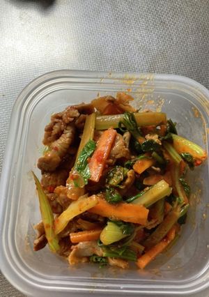 セロリの葉っぱごと豚肉と豆板醤炒め-レシピのメイン写真