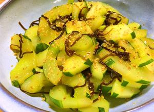 育ちすぎたきゅうりで！やみつき塩昆布炒め-レシピのメイン写真