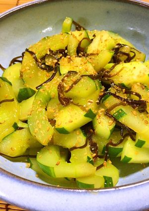 育ちすぎたきゅうりで！やみつき塩昆布炒め-レシピのメイン写真
