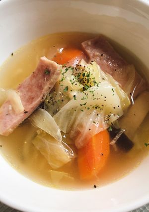 旨味が広がる★ニンニク入りコンソメスープ-レシピのメイン写真