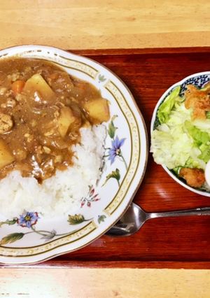 辛口カレーとサラダ-レシピのメイン写真
