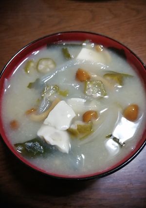 オクラ豆腐なめこ玉ねぎわかめの味噌汁-レシピのメイン写真