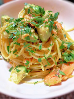 アボカドとスモークサーモンの和風パスタ-レシピのメイン写真